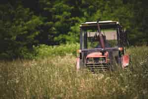 Photo gratuite tracteur industriel coupant l'herbe sur un champ