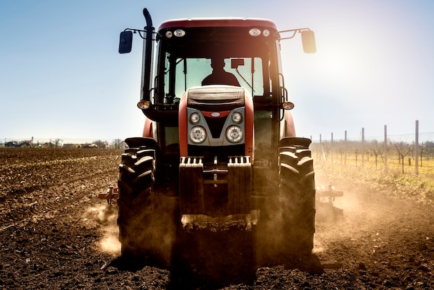 Tracteur machine agricole travaillant dans le domaine