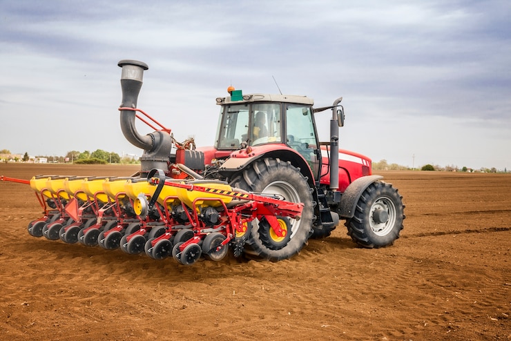 Photo gratuit tracteur travaillant sur le terrain