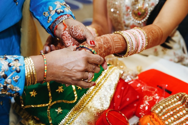 Photo gratuite tradition indienne de mettre les bracelets de mariage