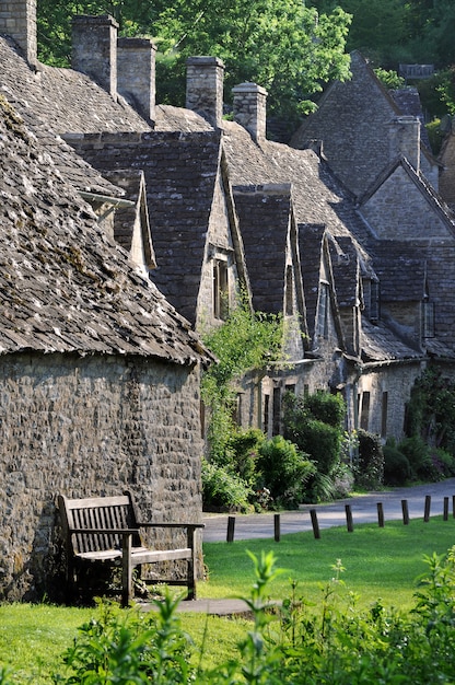 Photo gratuite traditionnelles vieilles maisons dans la campagne anglaise de cotswolds