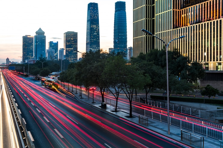 Photo gratuit trafic urbain avec paysage urbain