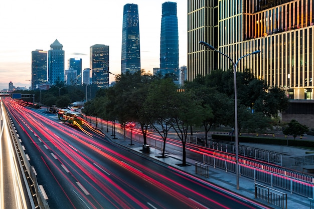 Trafic urbain avec paysage urbain