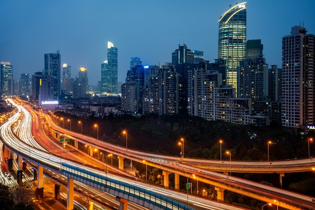 Trafic urbain avec paysage urbain