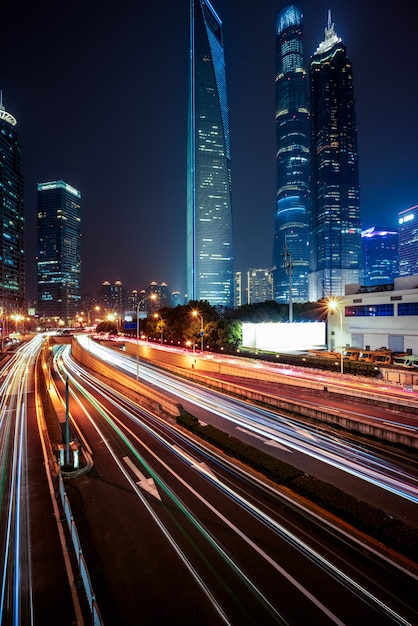 Trafic urbain avec paysage urbain