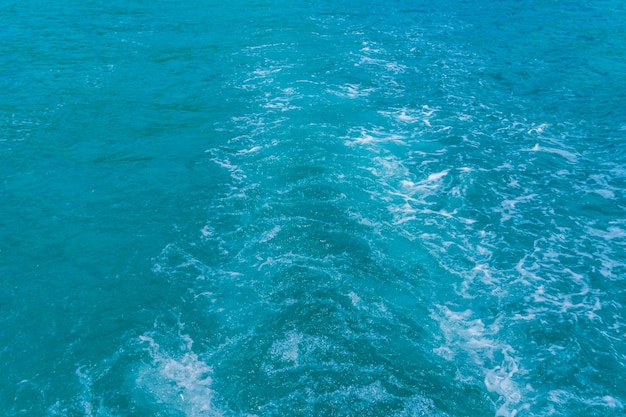 Trail sur la surface de l&#39;eau de mer derrière bateau