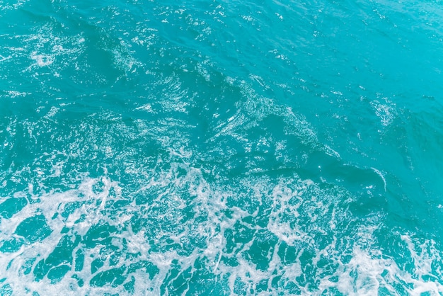 Trail sur la surface de l&#39;eau de mer derrière bateau