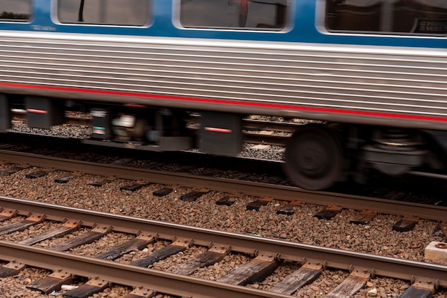 Train sur chemin de fer closeup