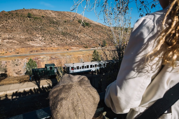 Train d&#39;équitation dans les collines