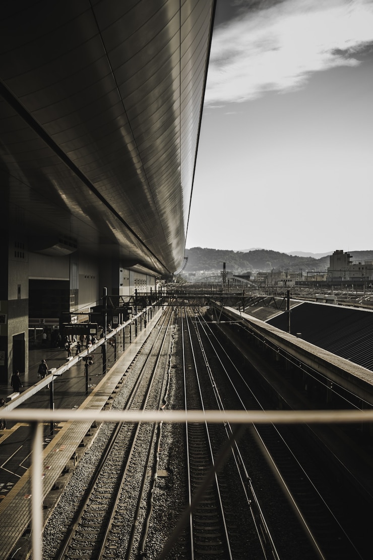 Photo gratuit train ferroviaire pendant la journée