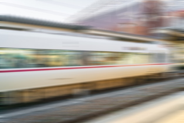 Photo gratuite train flou résumé tirant dans la gare.