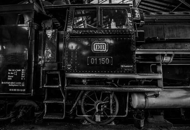 Train historique monochromatique à vapeur