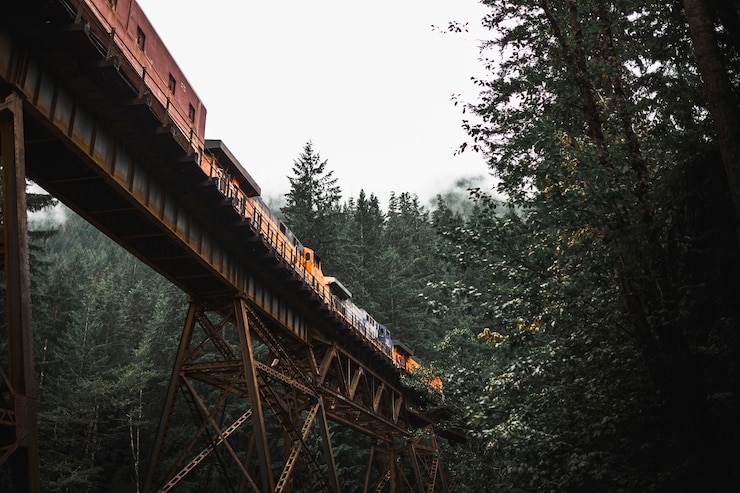 Photo gratuit train de marchandises sur le pont