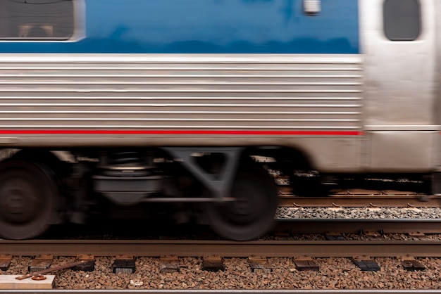 Photo gratuite train sur rails vue de face