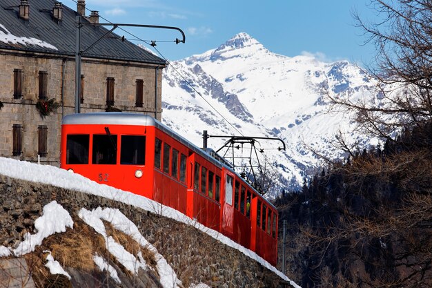Train rouge en montagne alpine française en hiver