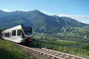 Photo gratuite train de la vallée du val venosta.