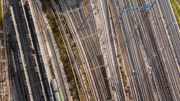 Trains et chemins de fer au-dessus de la vue