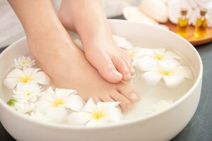 Photo gratuite traitement spa et produit pour pieds féminins et spa pour les mains.