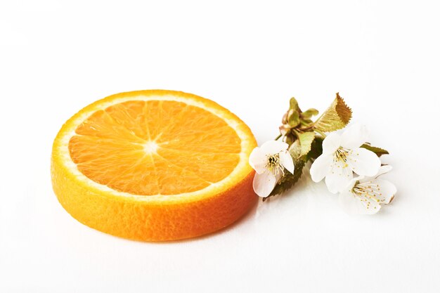 Tranche d'agrumes orange mûrs isolés sur blanc.