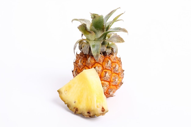 Tranche d'ananas isolé