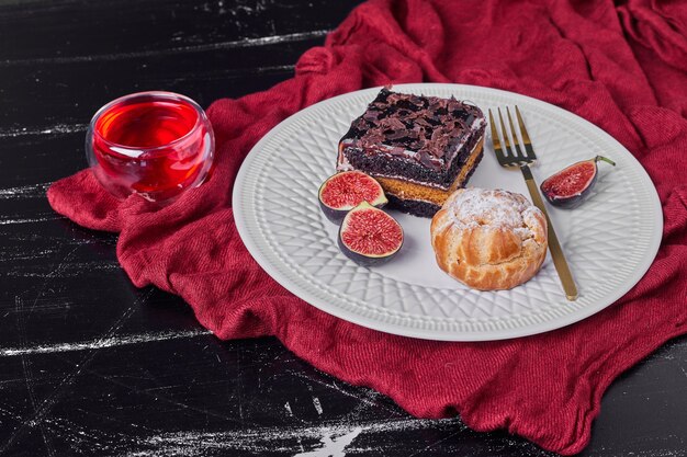 Une tranche carrée de gâteau au fromage au chocolat avec une boisson rouge