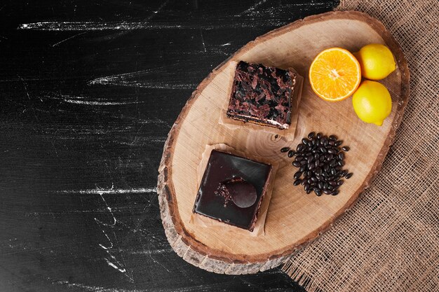 Une tranche carrée de gâteau au fromage au chocolat avec du citron.