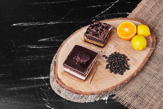 Une tranche carrée de gâteau au fromage au chocolat sur fond noir