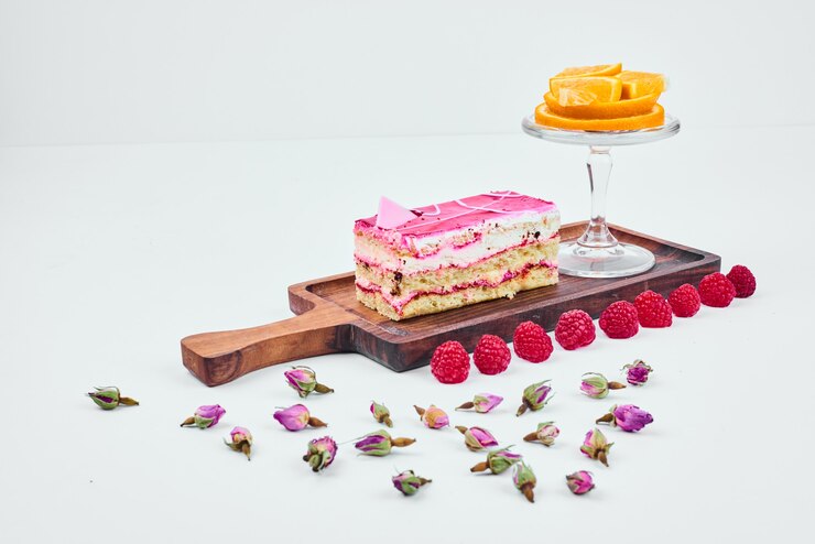 Photo gratuit une tranche de cheesecake à la crème rose.