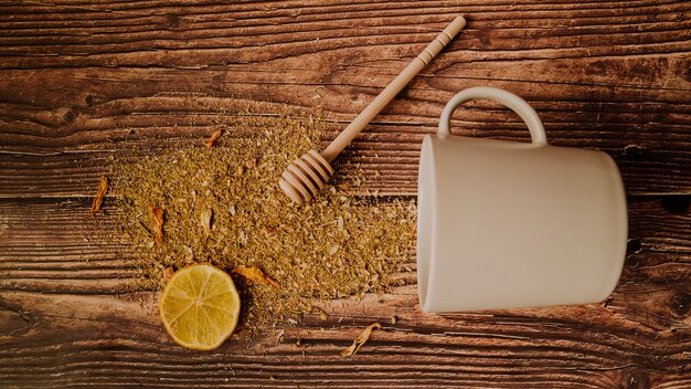 Tranche de citron avec vue de dessus d'herbes de thé renversées