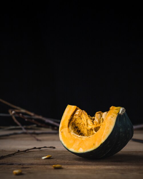 Tranche de citrouille sur une table en bois. Fond