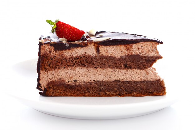 Tranche de délicieux gâteau au chocolat avec fraise sur le dessus