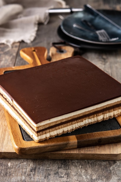 Tranche de dessert de gâteau d'opéra sur la table en bois