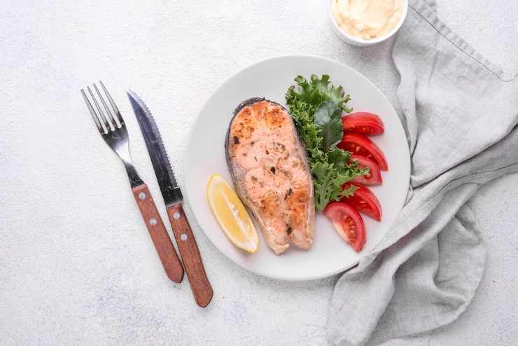 Photo gratuit tranche exotique de saumon aux fruits de mer et couverts