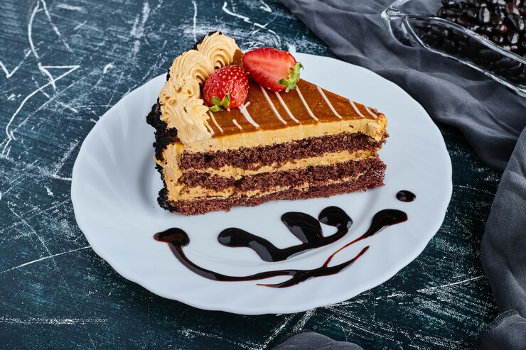 Photo gratuit une tranche de gâteau au caramel aux fruits rouges.