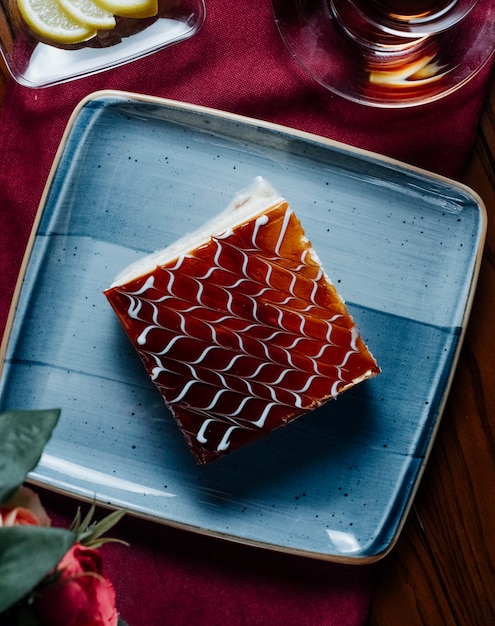 Une Tranche De Gâteau Au Caramel à L'intérieur De La Plaque Bleue.