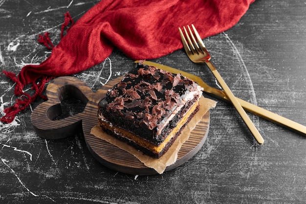 Photo gratuite une tranche de gâteau au chocolat et au caramel.