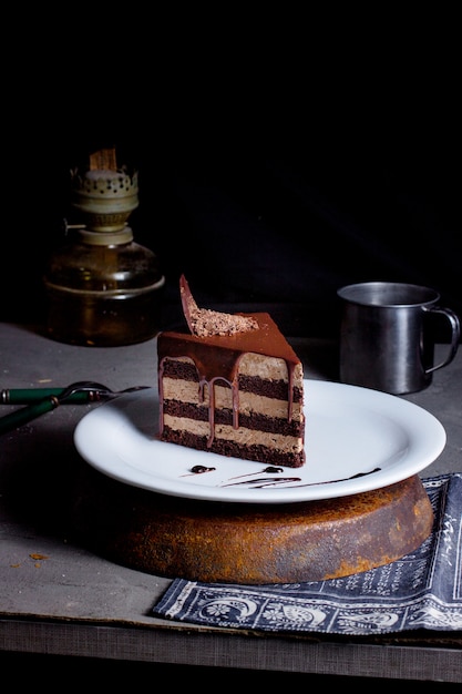 Tranche de gâteau au chocolat à la crème de cacao garnie de sauce au chocolat