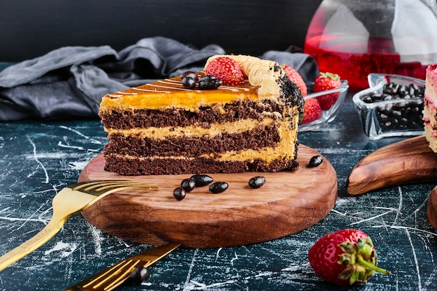 Une tranche de gâteau au chocolat sur une planche de bois.