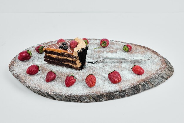 Une tranche de gâteau au chocolat sur une planche de bois.