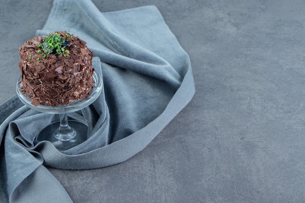 Tranche de gâteau au chocolat sur plaque de verre.