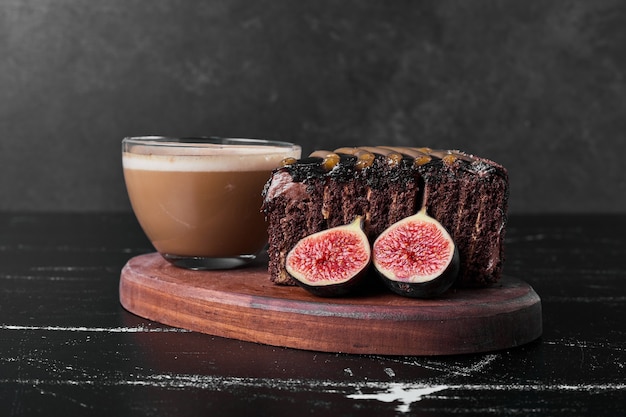 Tranche de gâteau au chocolat avec une tasse de café