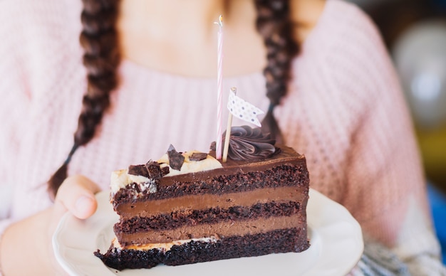 Tranche de gâteau au chocolat