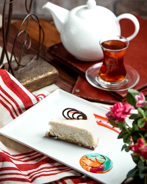 Photo gratuite tranche de gâteau au fromage décorée de chocolat