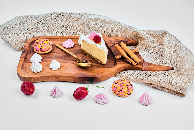 Une tranche de gâteau au fromage sur une planche de bois.