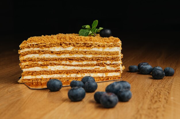 Gateau Au Miel Avec Cuillere Au Miel Sur Fond Sombre Photo Gratuite