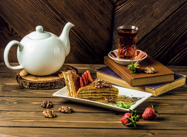 Une tranche de gâteau au miel, medovik avec un verre de thé