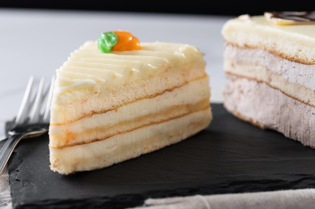 Tranche de gâteau aux carottes sucrées sur une surface en marbre