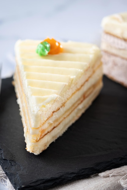 Tranche de gâteau aux carottes sucrées sur une surface en marbre