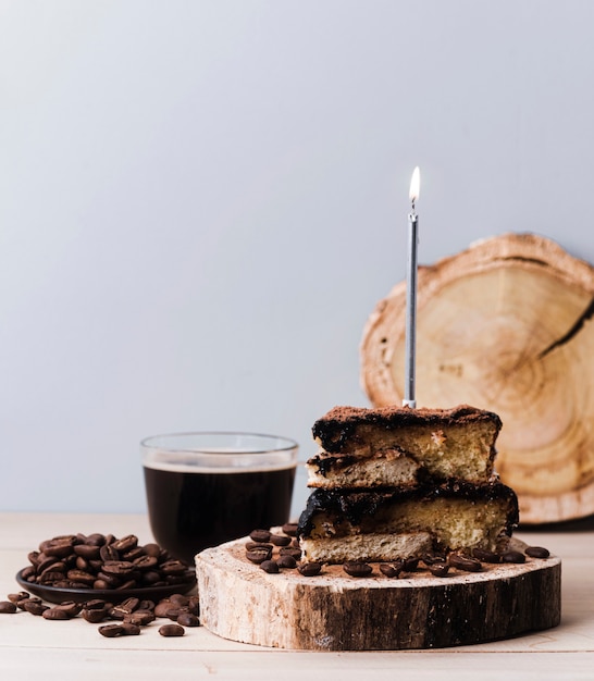 Tranche de gâteau avec bougie et café