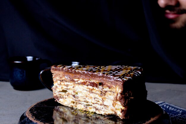 Une tranche de gâteau en couches garnie de glaçage au caramel